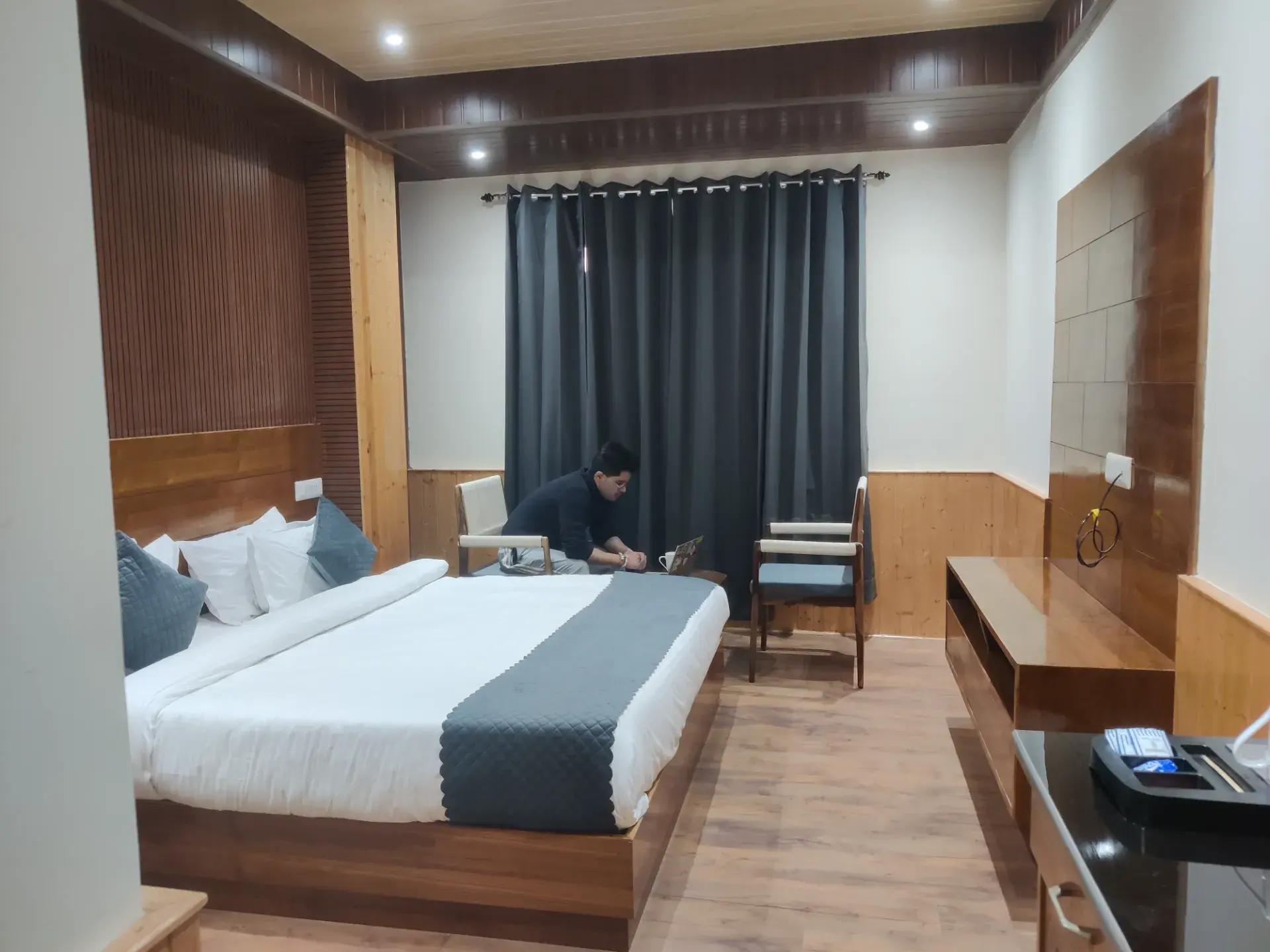 Premium Mountain View - Without Balcony - View 4